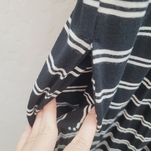 💕 Banana Republic Blouson Dress Striped Black White V-Neck Size Small Petite - Picture 5 of 12